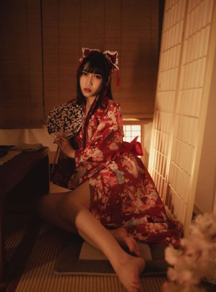 欧美巨乳翘臀_老版国语字幕